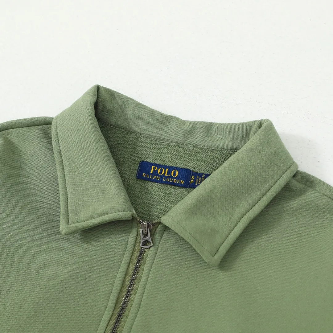 P260 #R99 Ralph Lauren pony logo eight-color half-zip lapel sweatshirt. Wear three times in one suit, easy to switch styles: Fully stand-up collar mode: crisp lapel three-dimensional windproof, taking into account warmth and cool lines, full of coolness ▫️Half-open lazy mode: slightly exposed collarbone, relaxed and comfortable | Pair with a shirt or high collar to show the intellectual atmosphere ▫️Full-open V-neck mode: Visually extends the neck-shoulder ratio | Stacking is more layered, hiding the flesh and making it look slimmer, making it easy to wear with a sense of luxury. Genderless design, shared wardrobe concept: White is gentle and elegant | Black is cool and slimming | Both colors can be used to create a couple CP look. 8 colors are available in the full line | From classic to soft | Meet all daily and occasion dressing needs Quality is reflected in the details: Micro-label logo embroidery | Loose but not procrastinating tailoring | High-grade fabrics ensure a comfortable fit. Easily manage various scenarios such as workplace commuting, weekend leisure, and date travel, effortless chic is the definition of effortless chic.  Color: Black White Navy Mint Green Khaki Pink Yellow Army Green Size: S M L